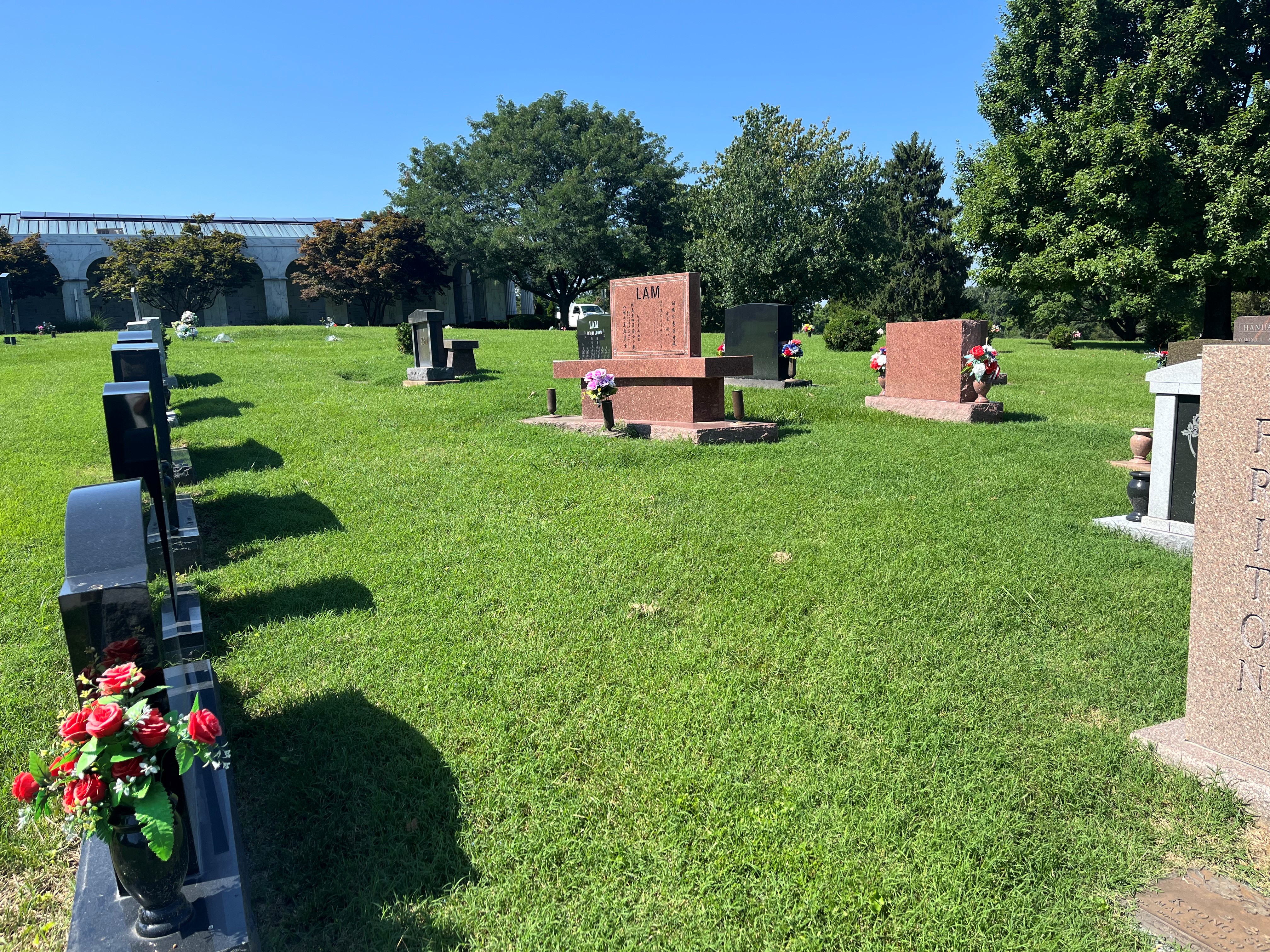 Grave for sale - Bellerive Gardens Cemetery (3 spaces): CB-900055