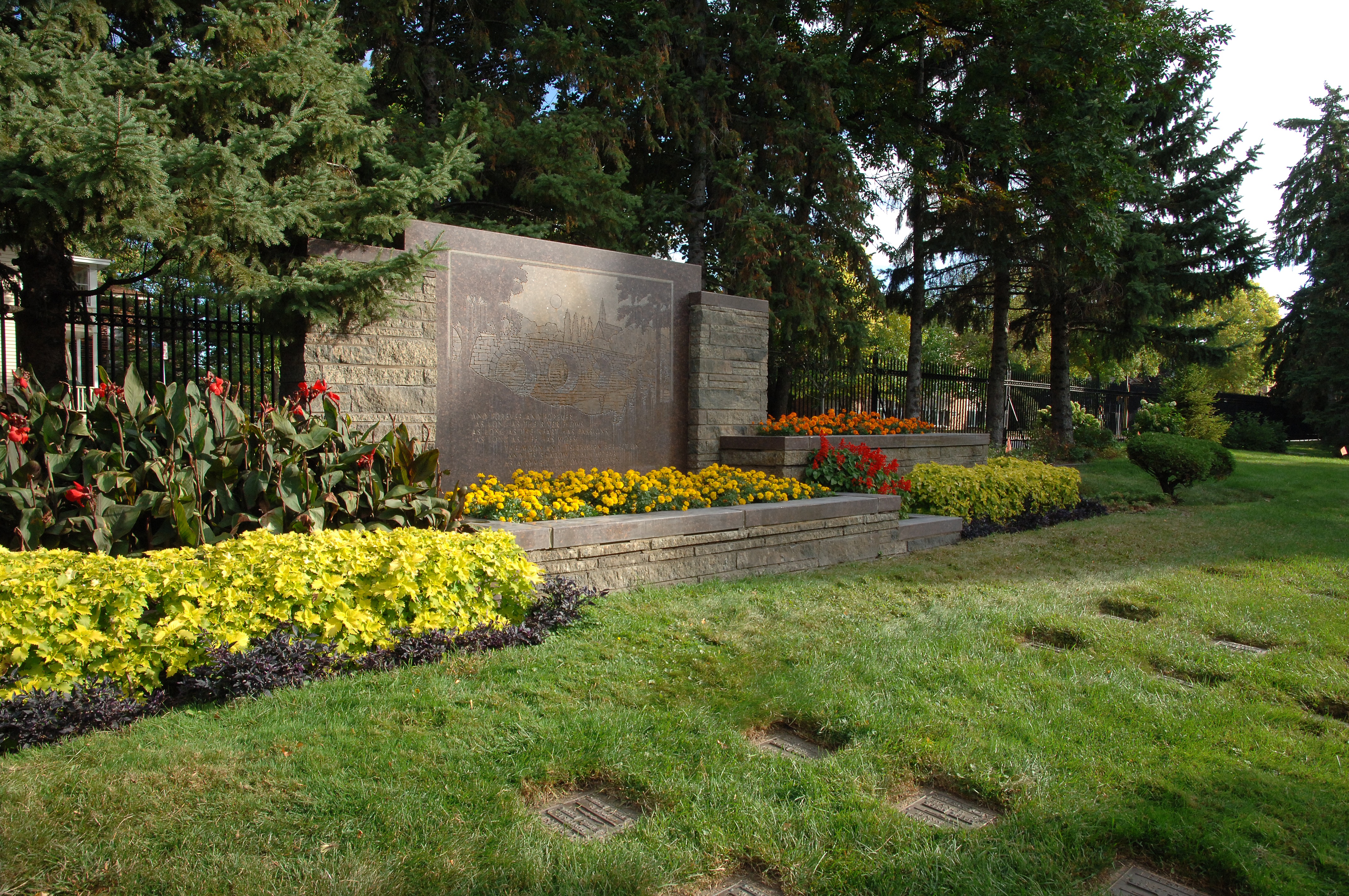 Lawn Crypt for sale - Lakewood Cemetery (2 spaces): CB-900093